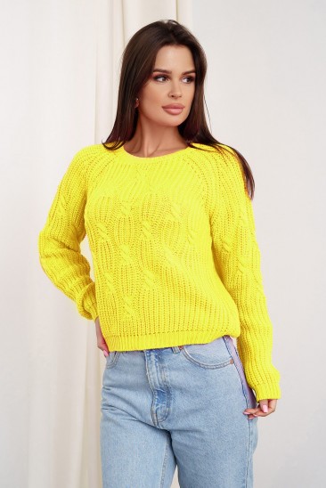 Желтый вязаный свитер с объемными деталями
