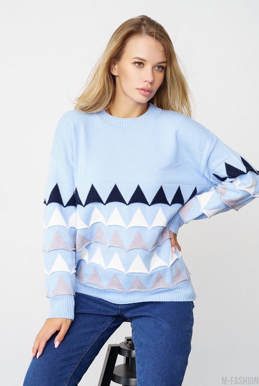 Голубой вязаный свитер с объемными треугольниками - Фото 1