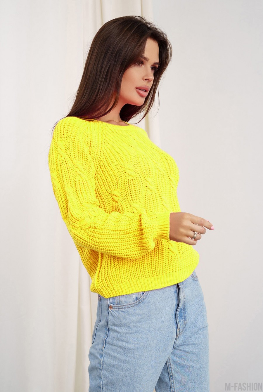 Желтый вязаный свитер с объемными деталями- Фото 2