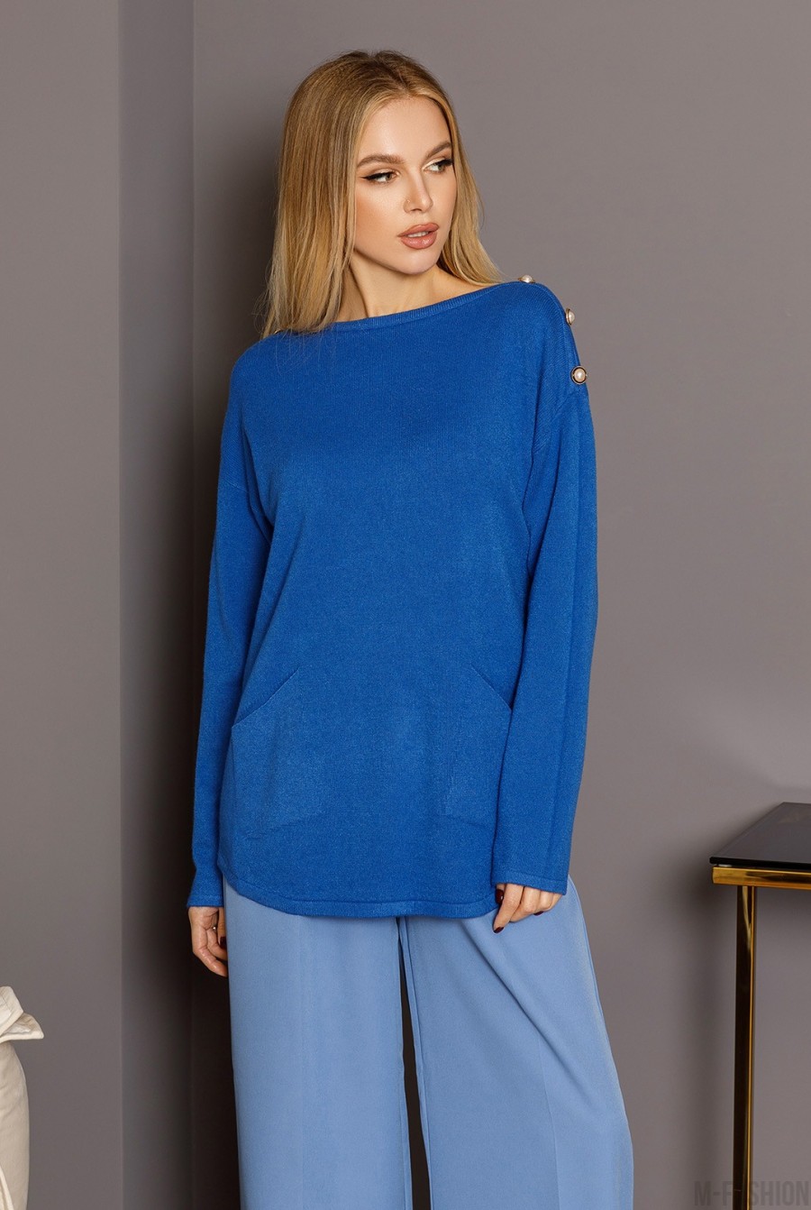 Синий ангоровый свитер с пуговицами на плечах - Фото 1
