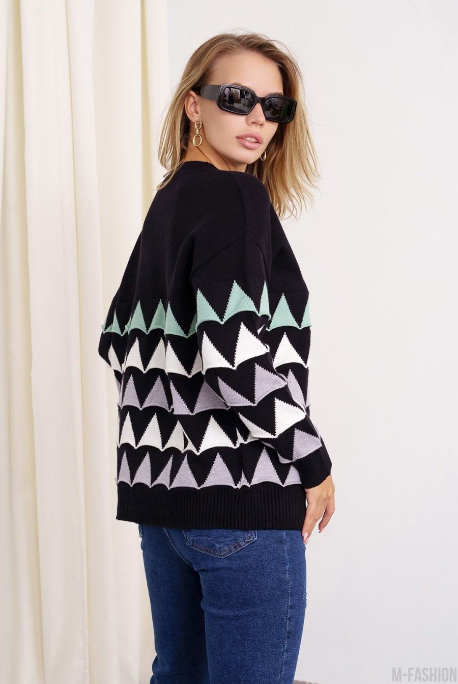 Черный вязаный свитер с объемными треугольниками- Фото 2