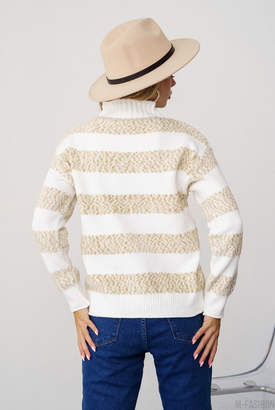 Бело-бежевый теплый свитер с полосками- Фото 3