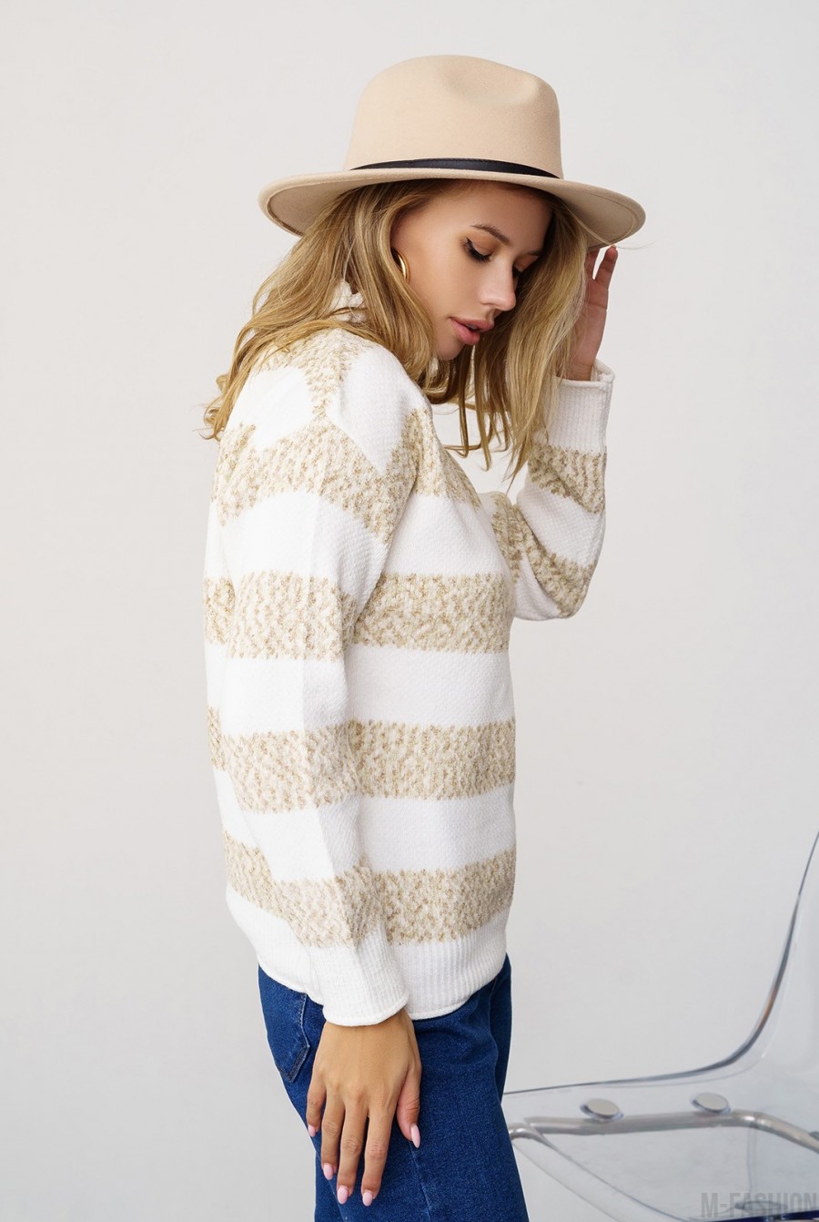 Бело-бежевый теплый свитер с полосками- Фото 2