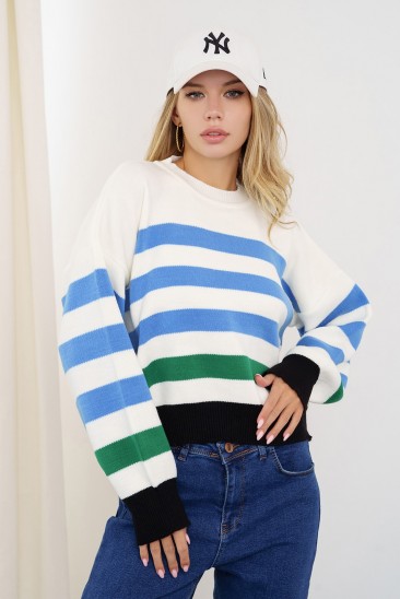 Белый свитер с цветными полосками