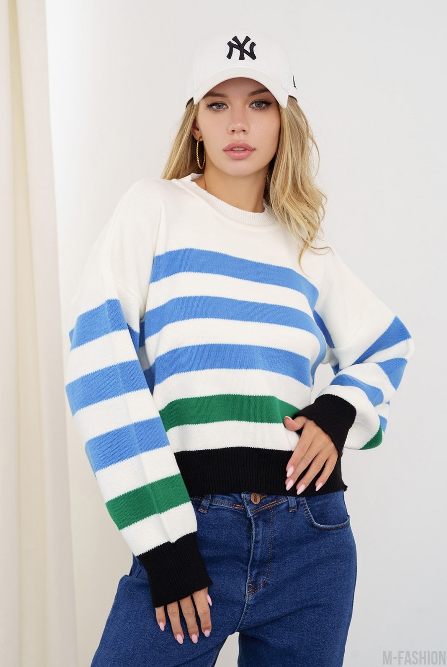 Белый свитер с цветными полосками - Фото 1