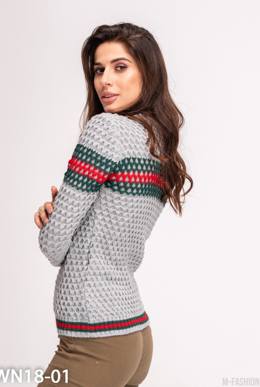 Серый шерстяной свитер объемной вязки с цветным декором- Фото 2