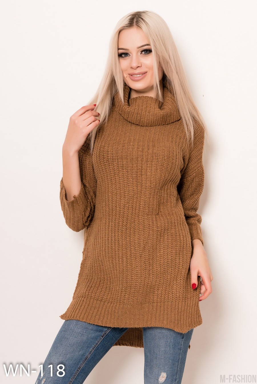 Удлиненный вязаный свитер коричневого цвета с разрезами и воротником-хомутом - Фото 1