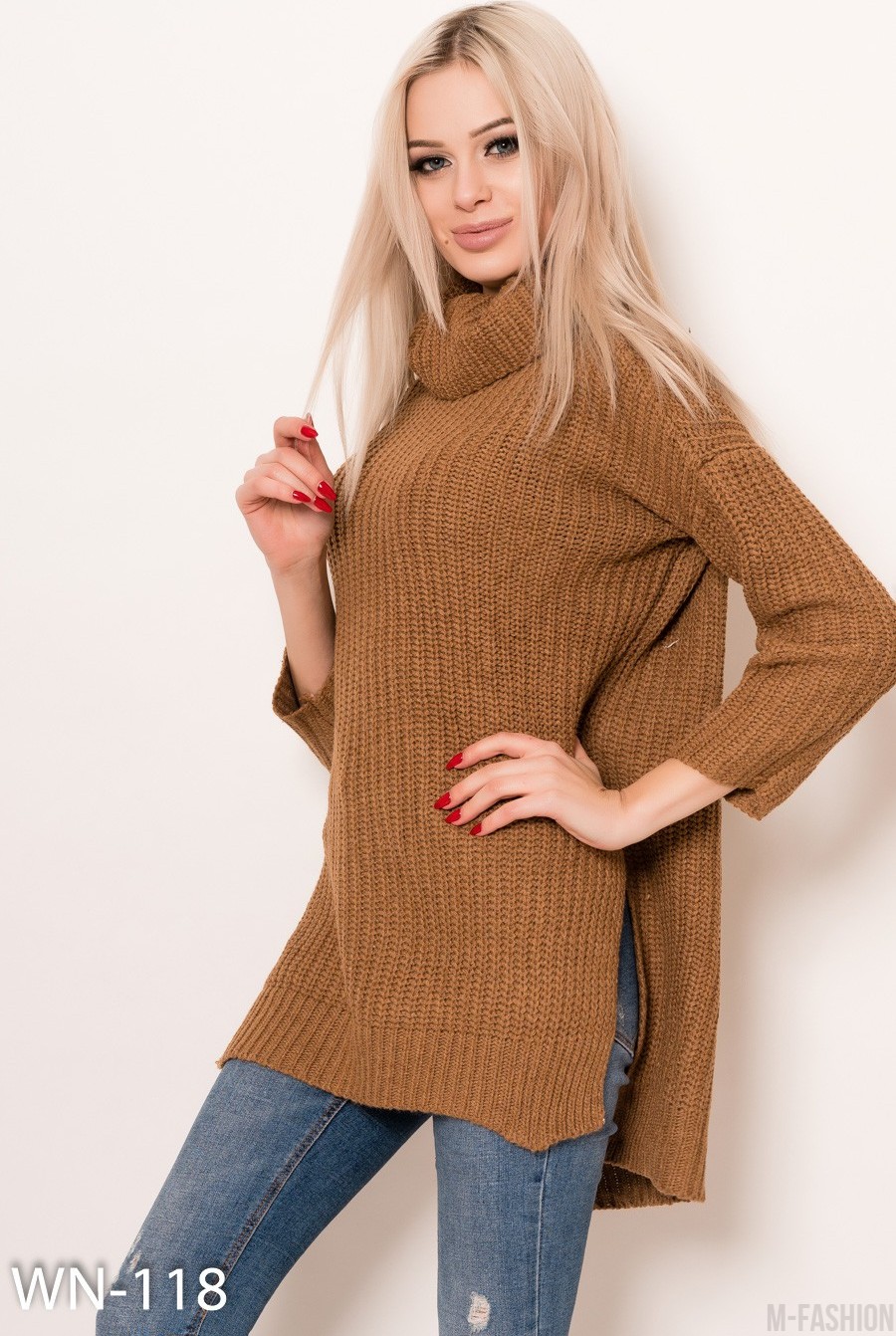 Удлиненный вязаный свитер коричневого цвета с разрезами и воротником-хомутом- Фото 2