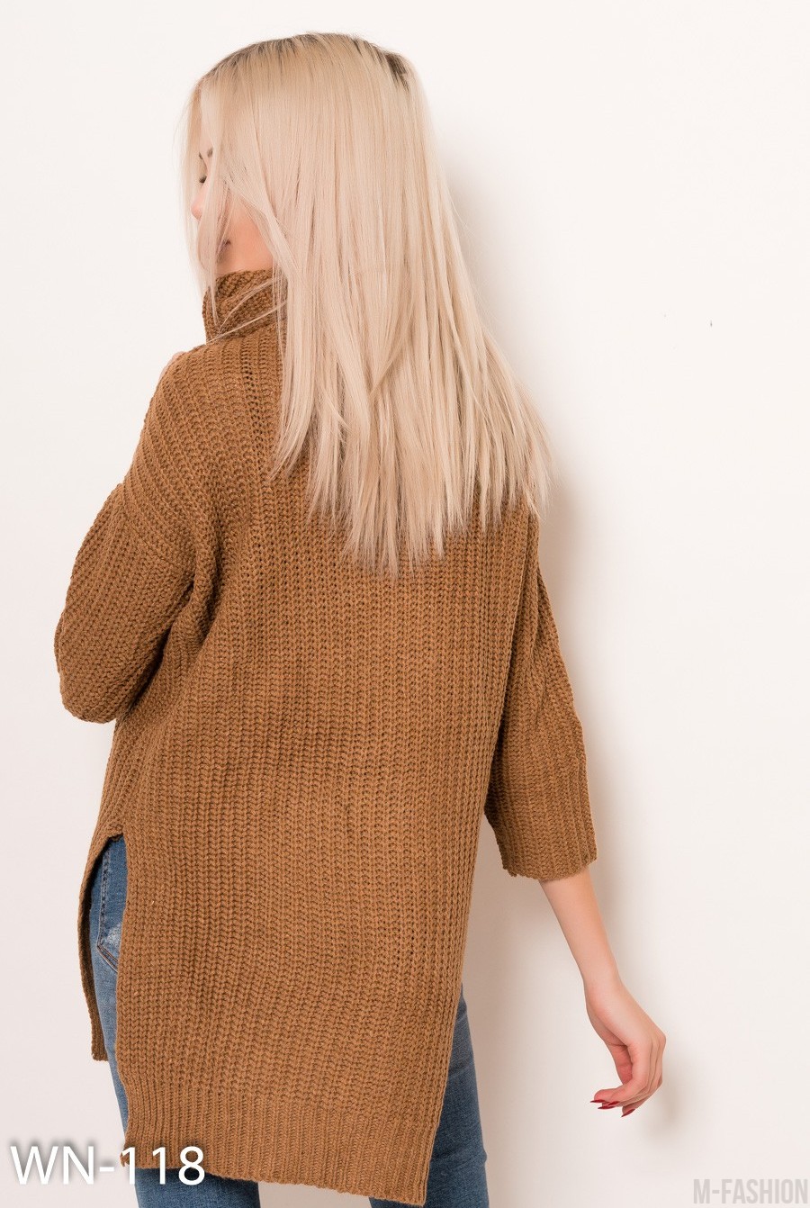Удлиненный вязаный свитер коричневого цвета с разрезами и воротником-хомутом- Фото 3