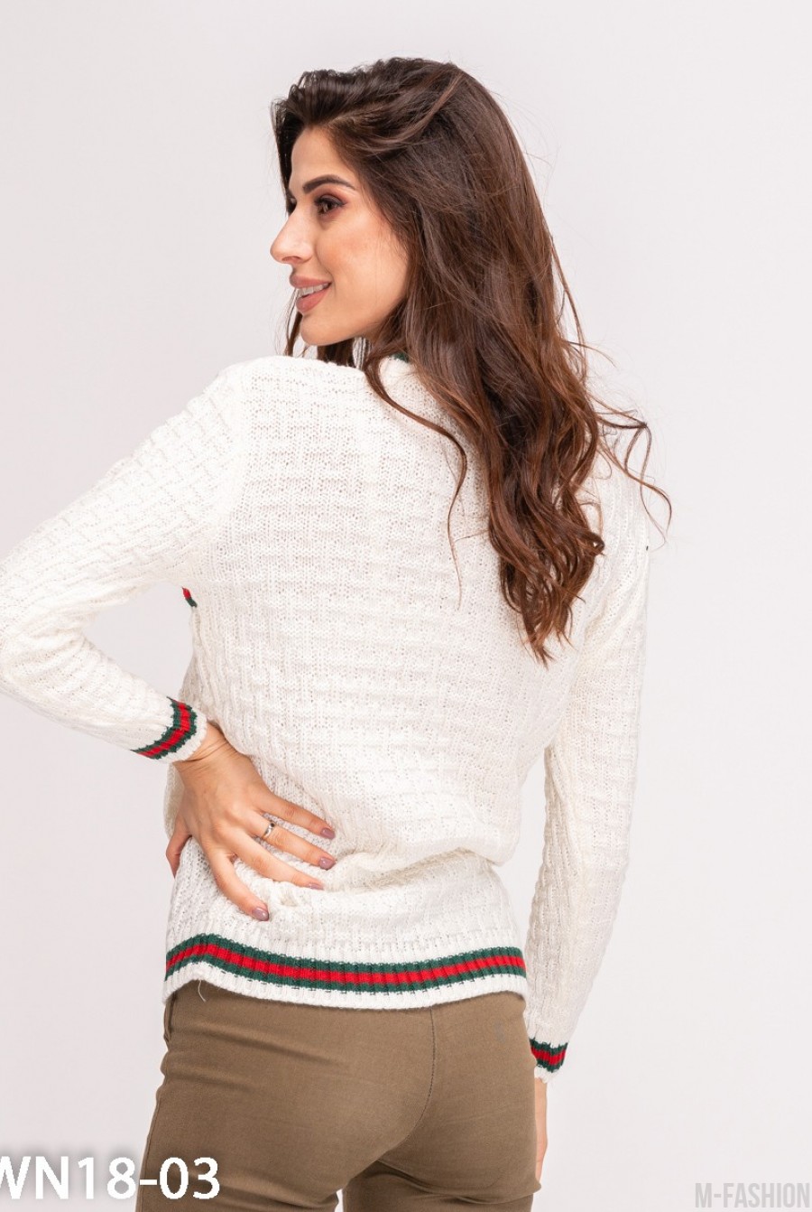 Белый шерстяной вязаный свитер с полосками и брошью- Фото 3
