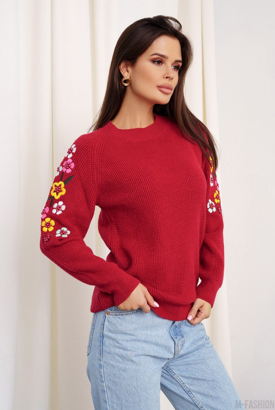 Бордовый вязаный свитер с цветочным узором - Фото 1