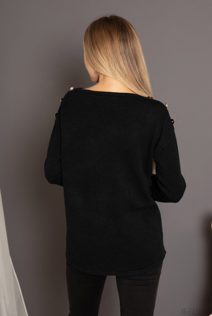 Черный ангоровый свитер с пуговицами на плечах- Фото 3