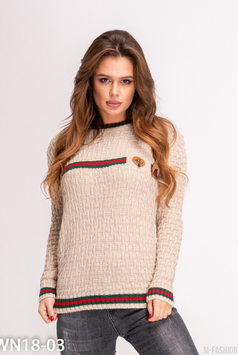 Бежевый шерстяной вязаный свитер с полосками и брошью - Фото 1