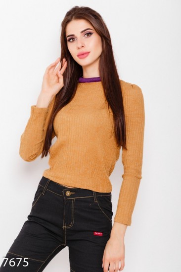 Горчичный меланжевый фактурный свитер с объемным цветным воротником