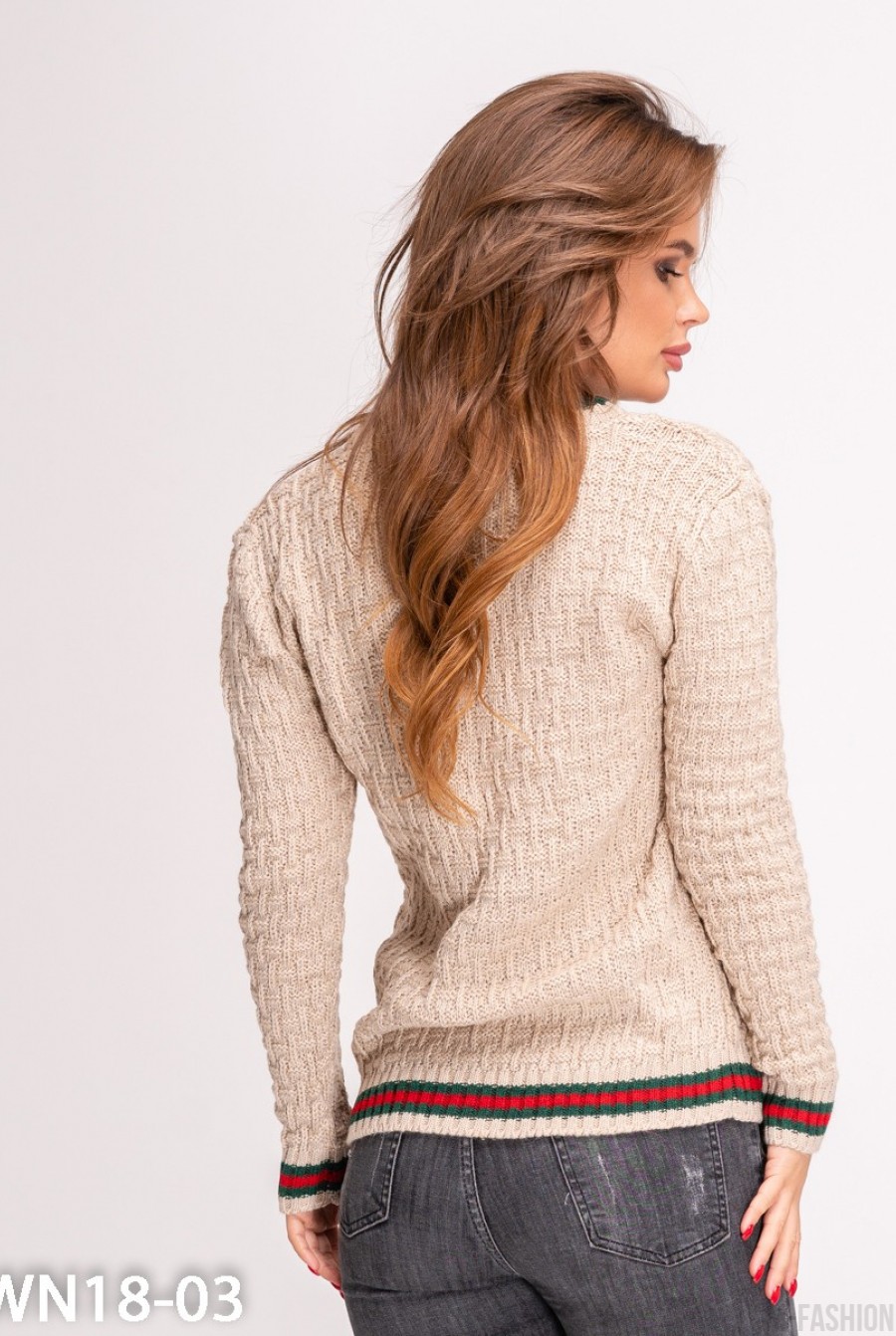 Бежевый шерстяной вязаный свитер с полосками и брошью- Фото 3