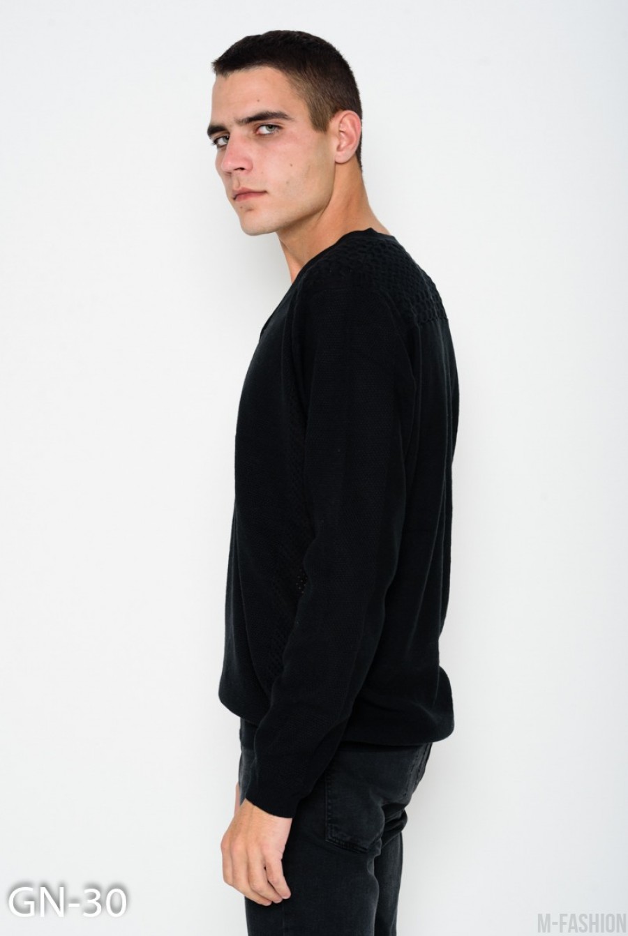 Черный свитер фактурной вязки с перфорацией и пуговицами на горловине- Фото 2