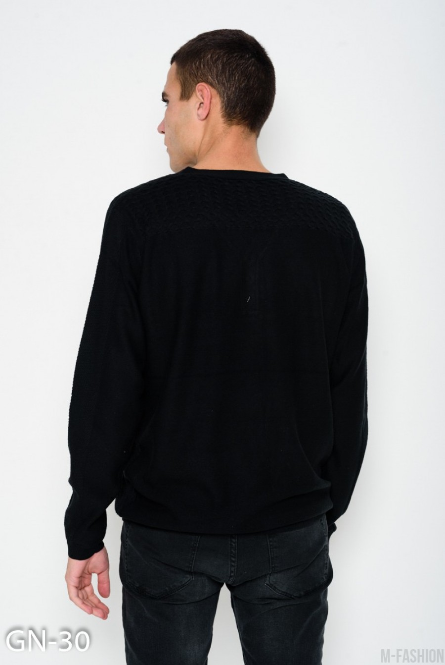 Черный свитер фактурной вязки с перфорацией и пуговицами на горловине- Фото 3
