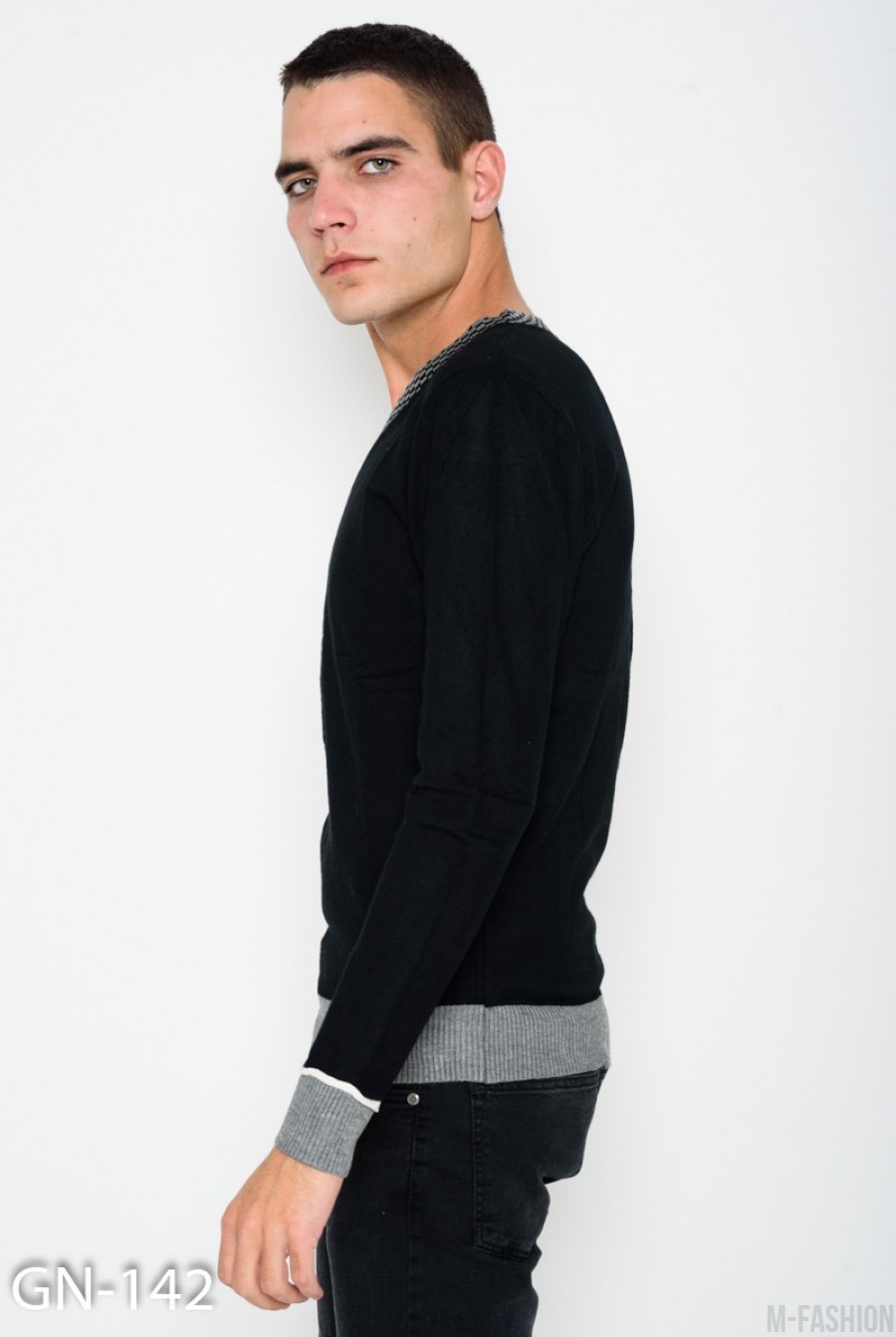 Черный классический ангоровый свитер с клетчатой V-образной манжеткой на горловине- Фото 2