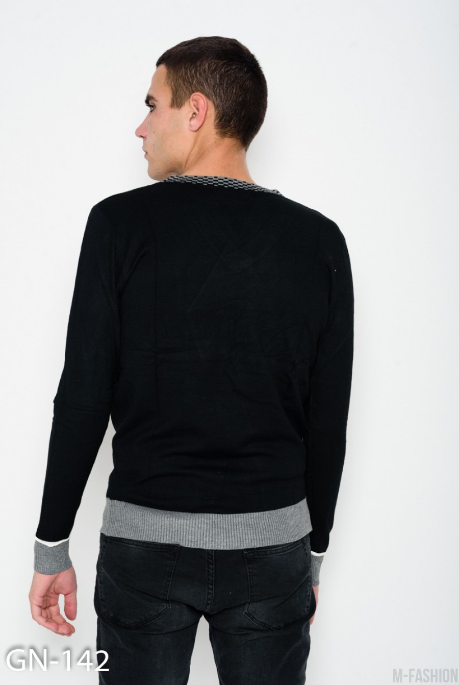 Черный классический ангоровый свитер с клетчатой V-образной манжеткой на горловине- Фото 3