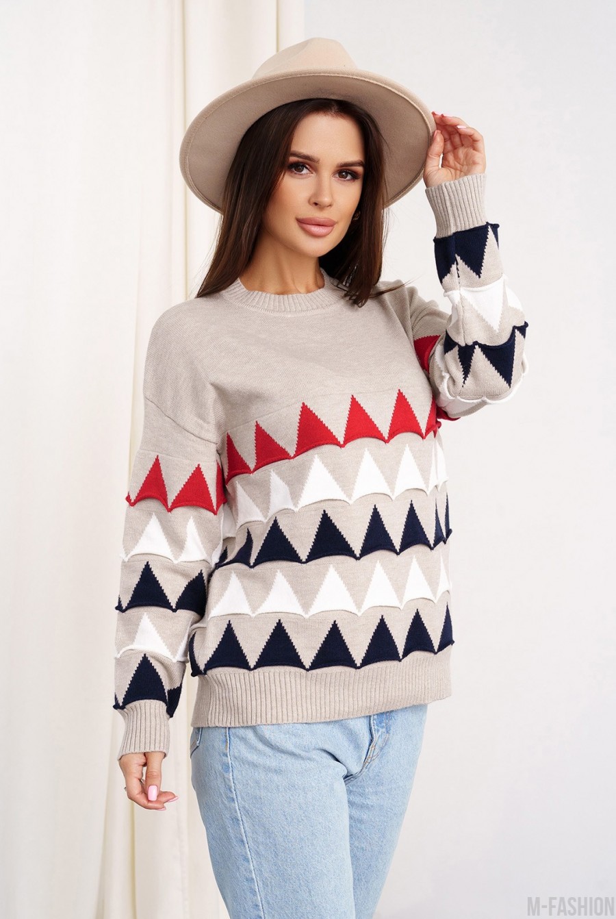 Бежевый вязаный свитер с объемными треугольниками- Фото 2