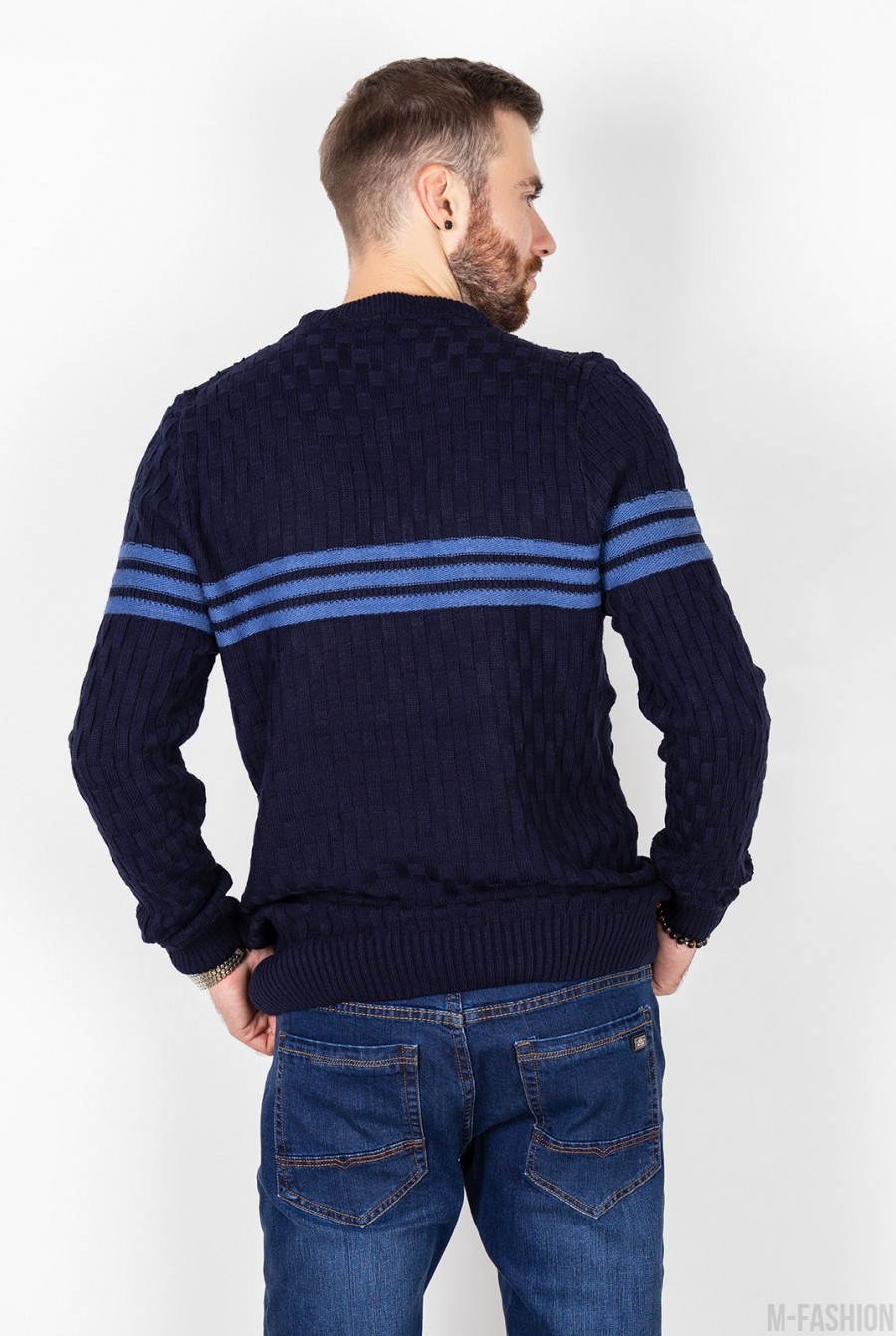 Темно-синий вязаный свитер с горизонтальными полосками- Фото 3