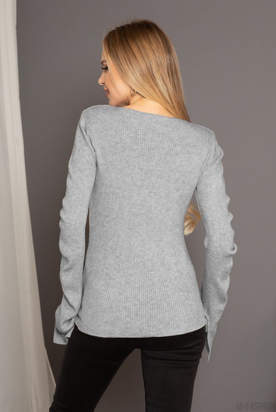 Серый свитер с разрезами на рукавах- Фото 3