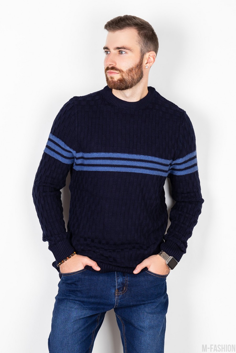 Темно-синий вязаный свитер с горизонтальными полосками - Фото 1