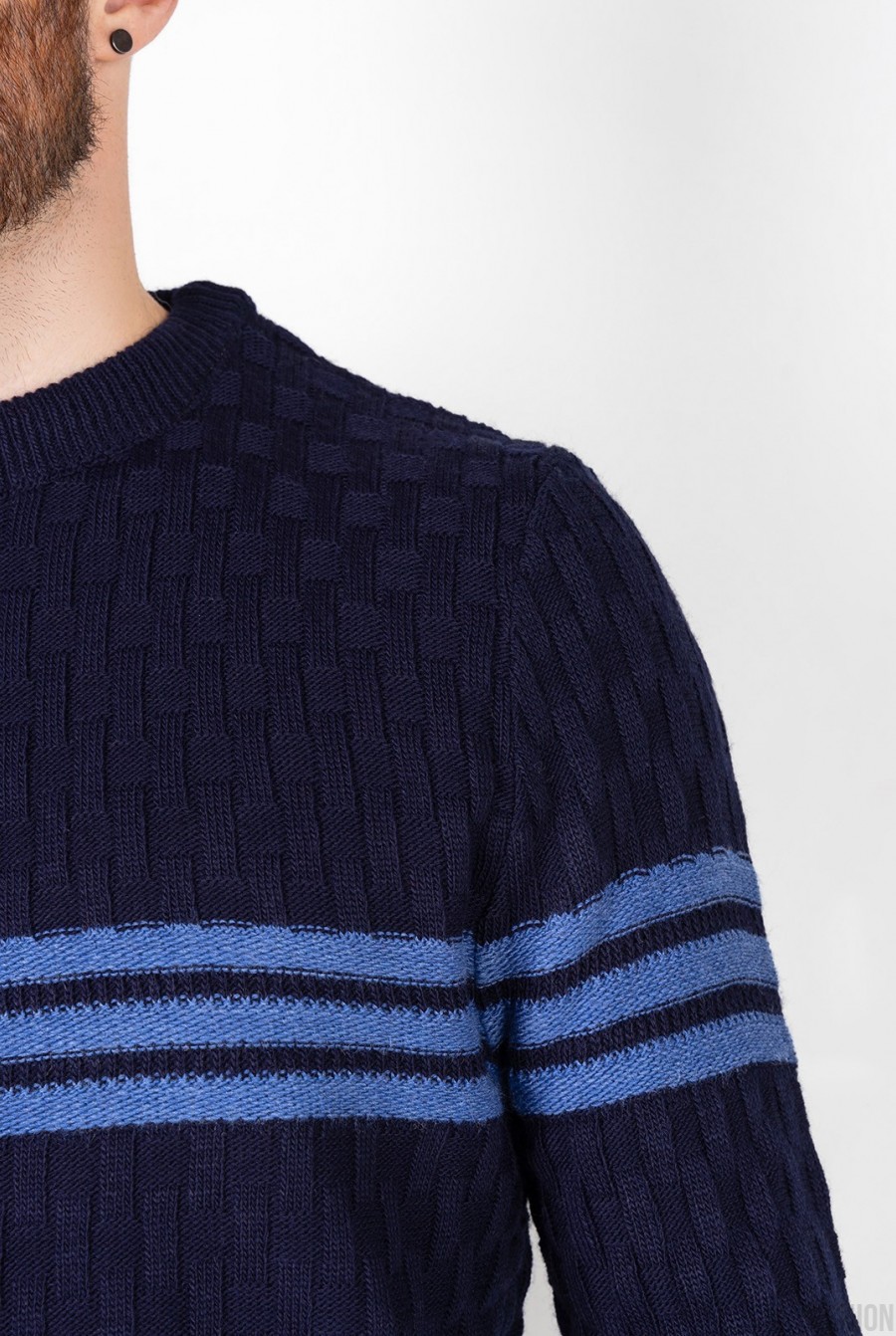 Темно-синий вязаный свитер с горизонтальными полосками- Фото 4