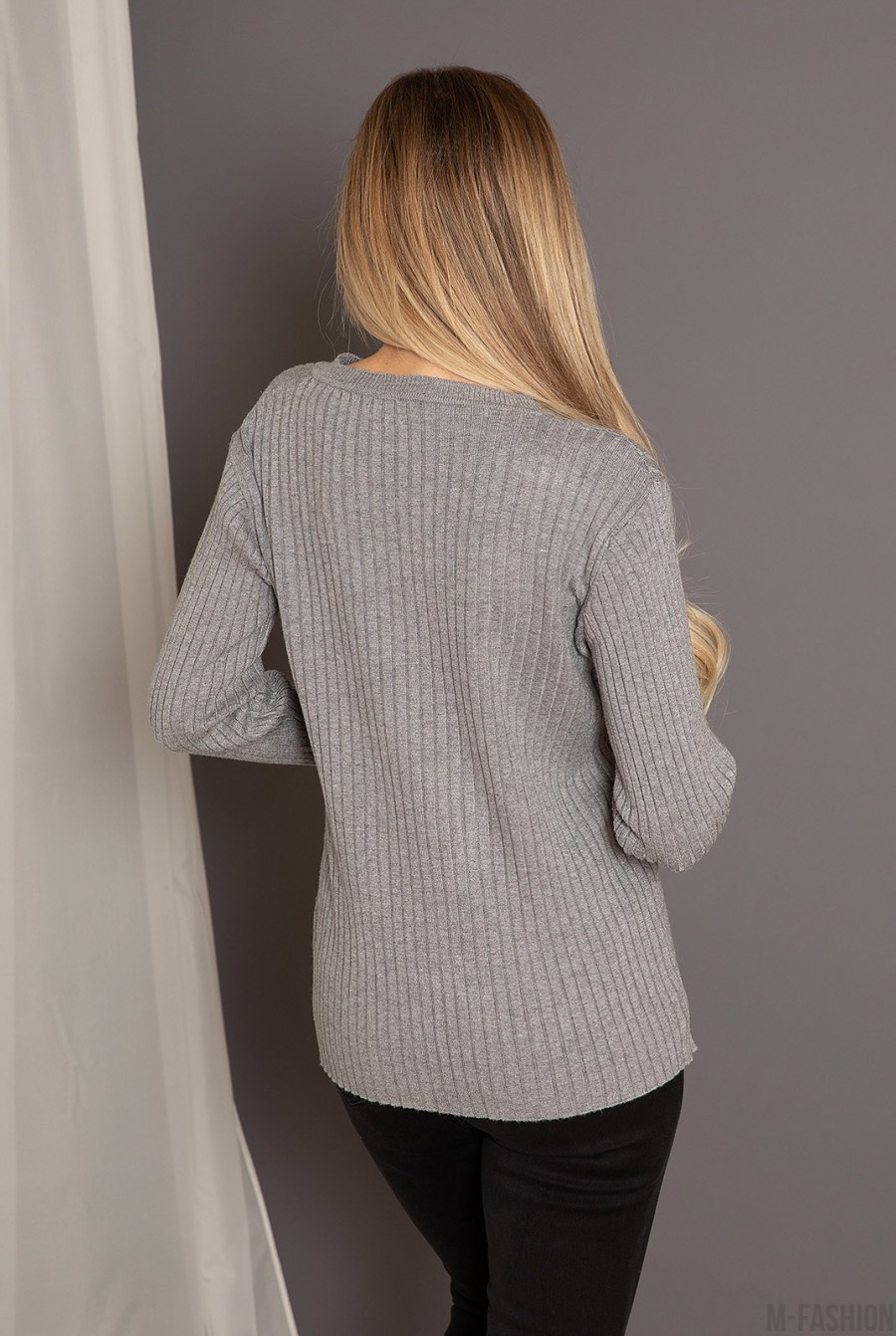 Серый свитер с декоративной горловиной- Фото 3
