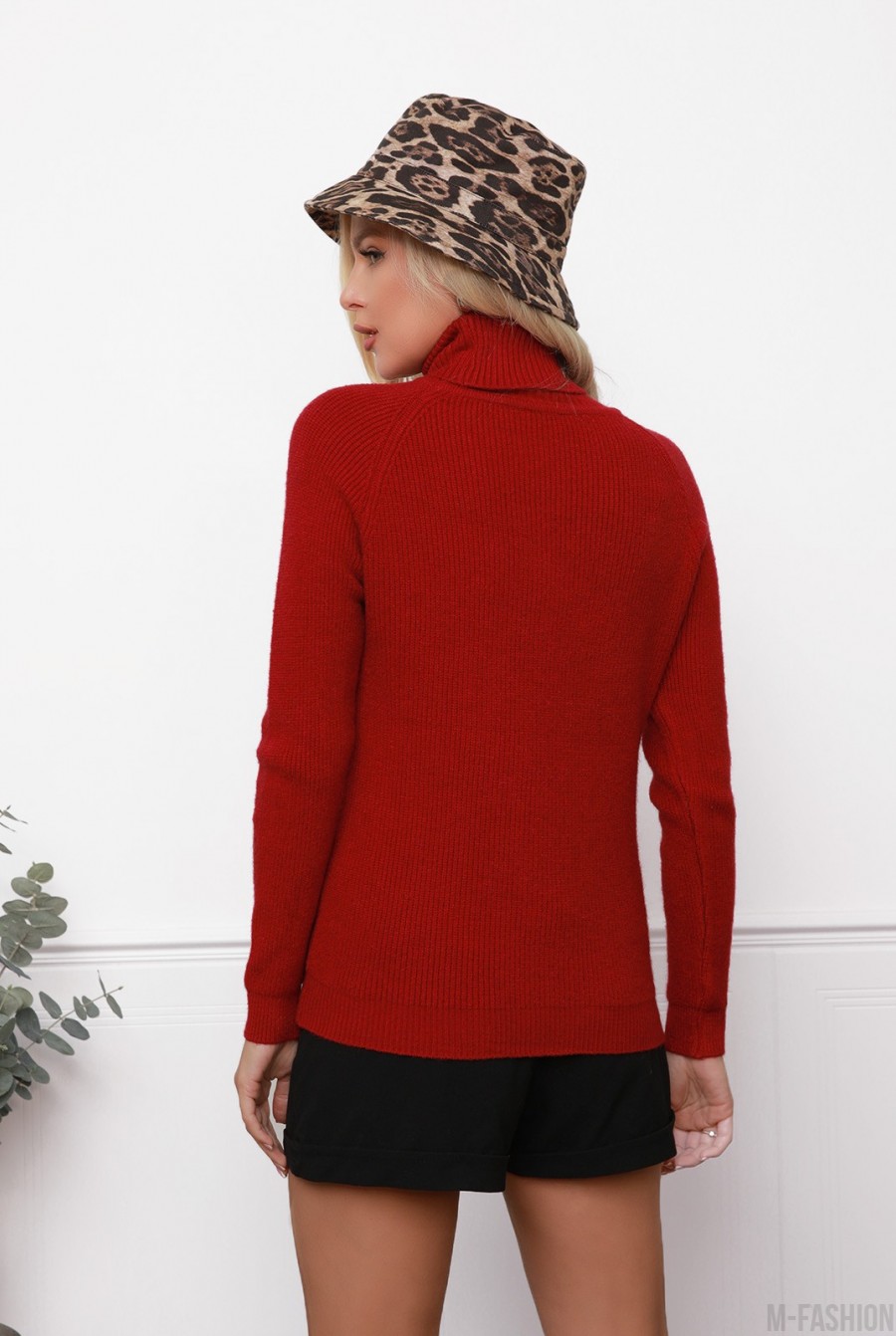 Красный фактурный вязаный свитер с высоким горлом- Фото 3