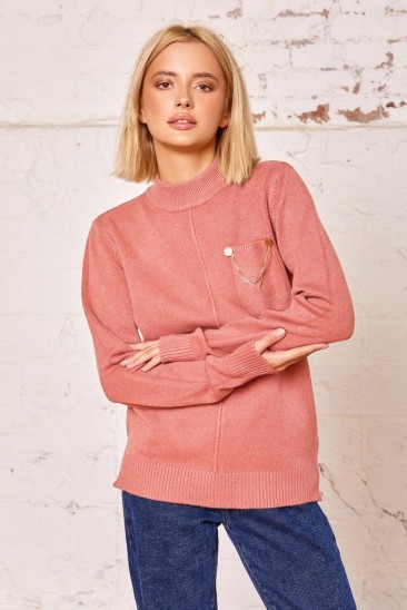 Розовый ангоровый свитер с накладным карманом