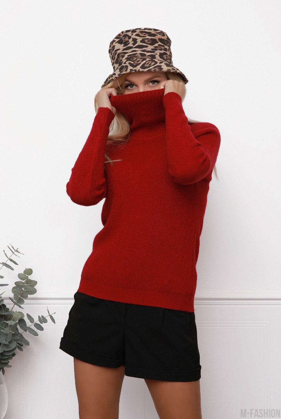 Красный фактурный вязаный свитер с высоким горлом - Фото 1