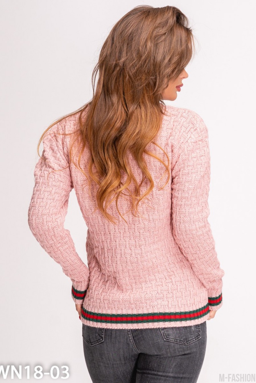 Розовый шерстяной вязаный свитер с полосками и брошью- Фото 3