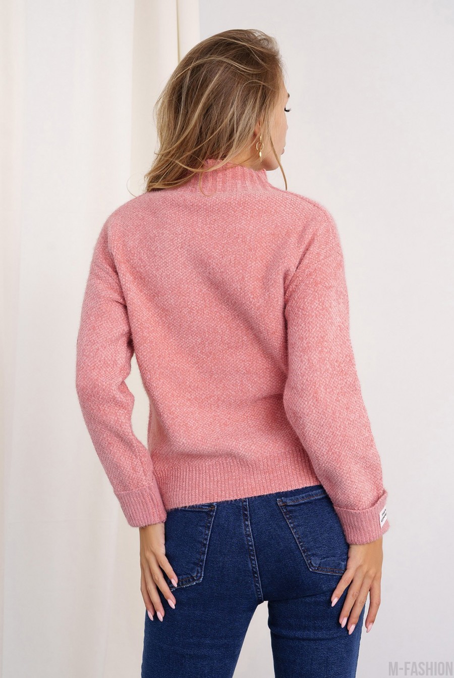 Вязаный теплый свитер-травка розового цвета- Фото 3