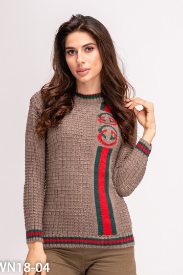 Коричневый свитер с красно-зеленым узором