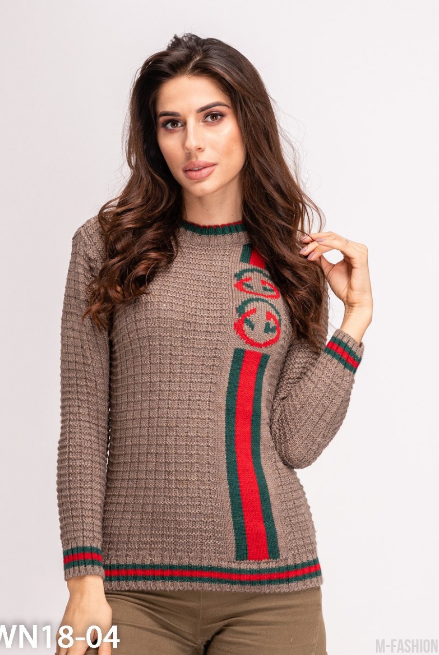 Коричневый свитер с красно-зеленым узором - Фото 1