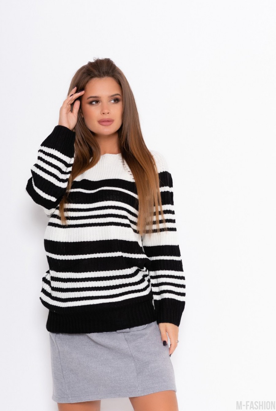 Черно-белый теплый свитер с полосками - Фото 1