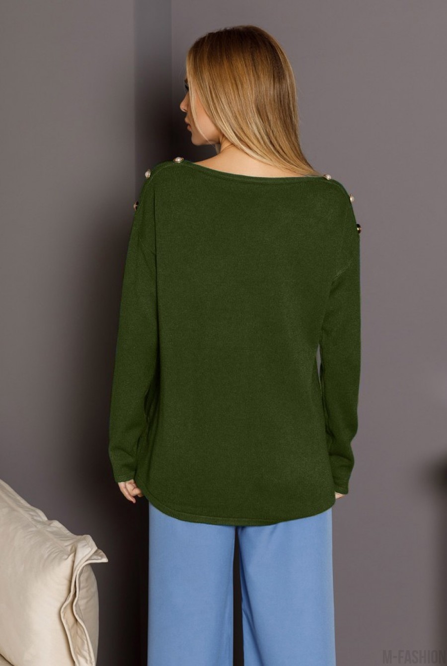 Ангоровый свитер цвета хаки с пуговицами на плечах- Фото 3
