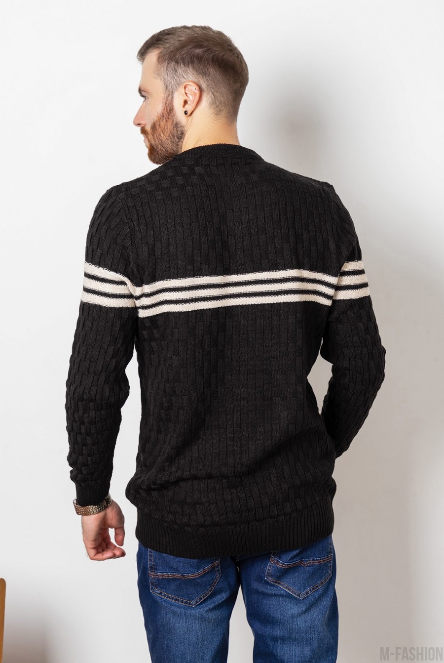 Черный вязаный свитер с горизонтальными полосками- Фото 3