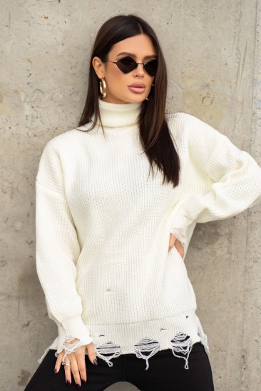 Белый удлиненный свитер с высоким горлом и перфорацией