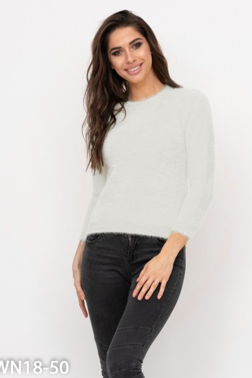 Белый пушистый эластичный вязаный свитер
