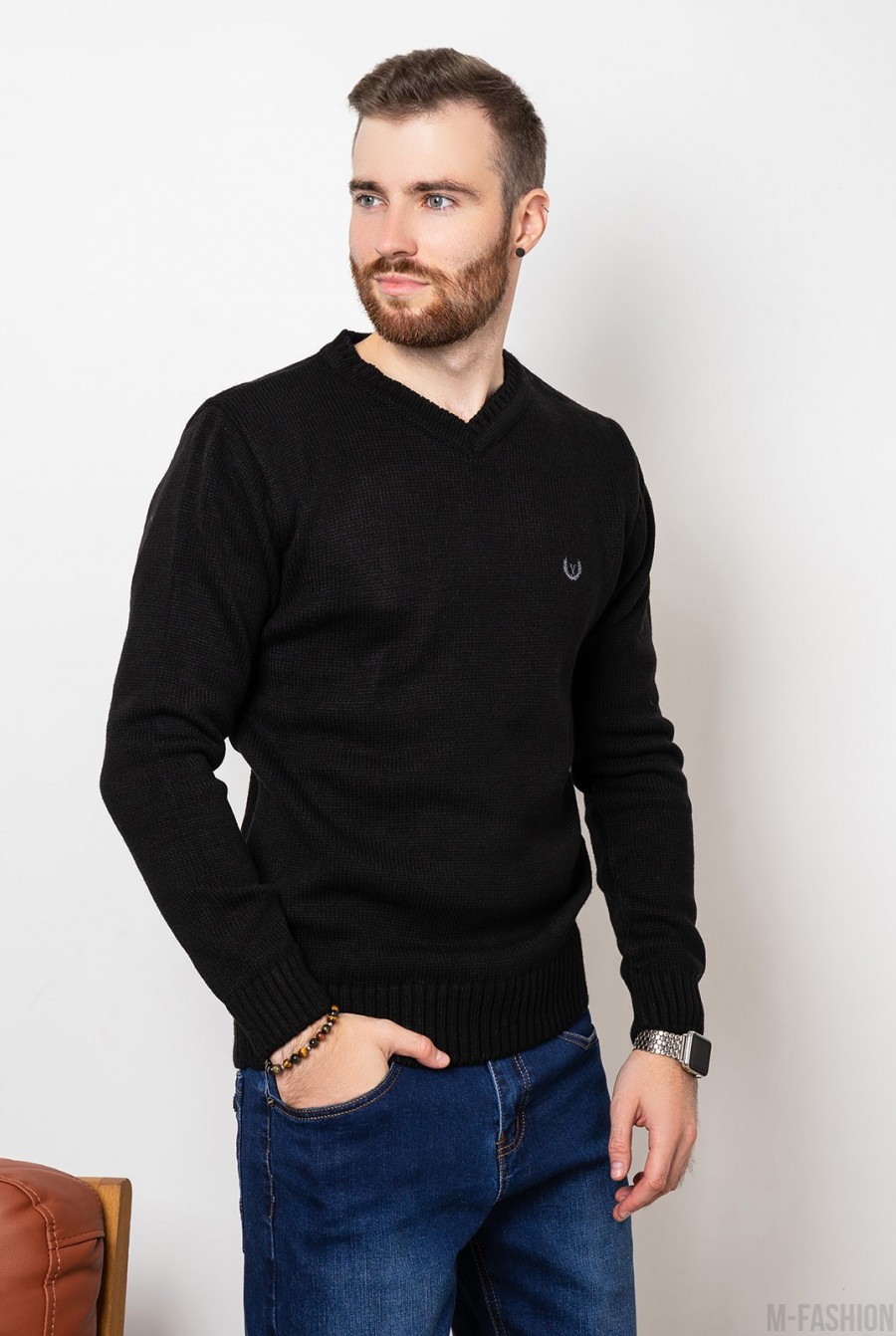 Черный вязаный пуловер с эмблемой - Фото 1