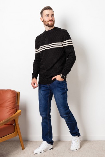 Черный вязаный свитер с горизонтальными полосками