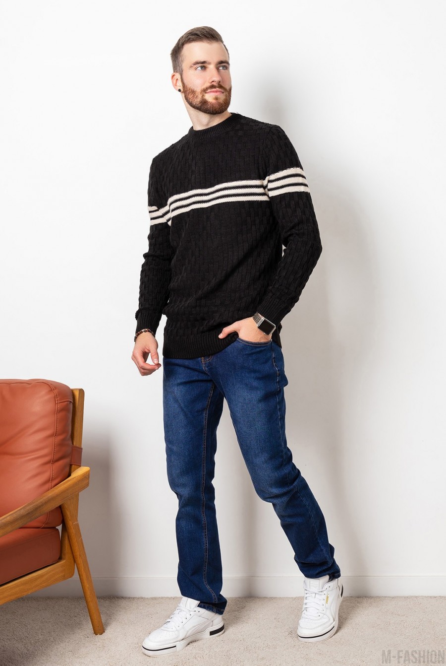 Черный вязаный свитер с горизонтальными полосками - Фото 1