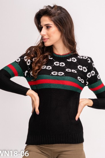 Черный свитер с лого и полосатыми вставками