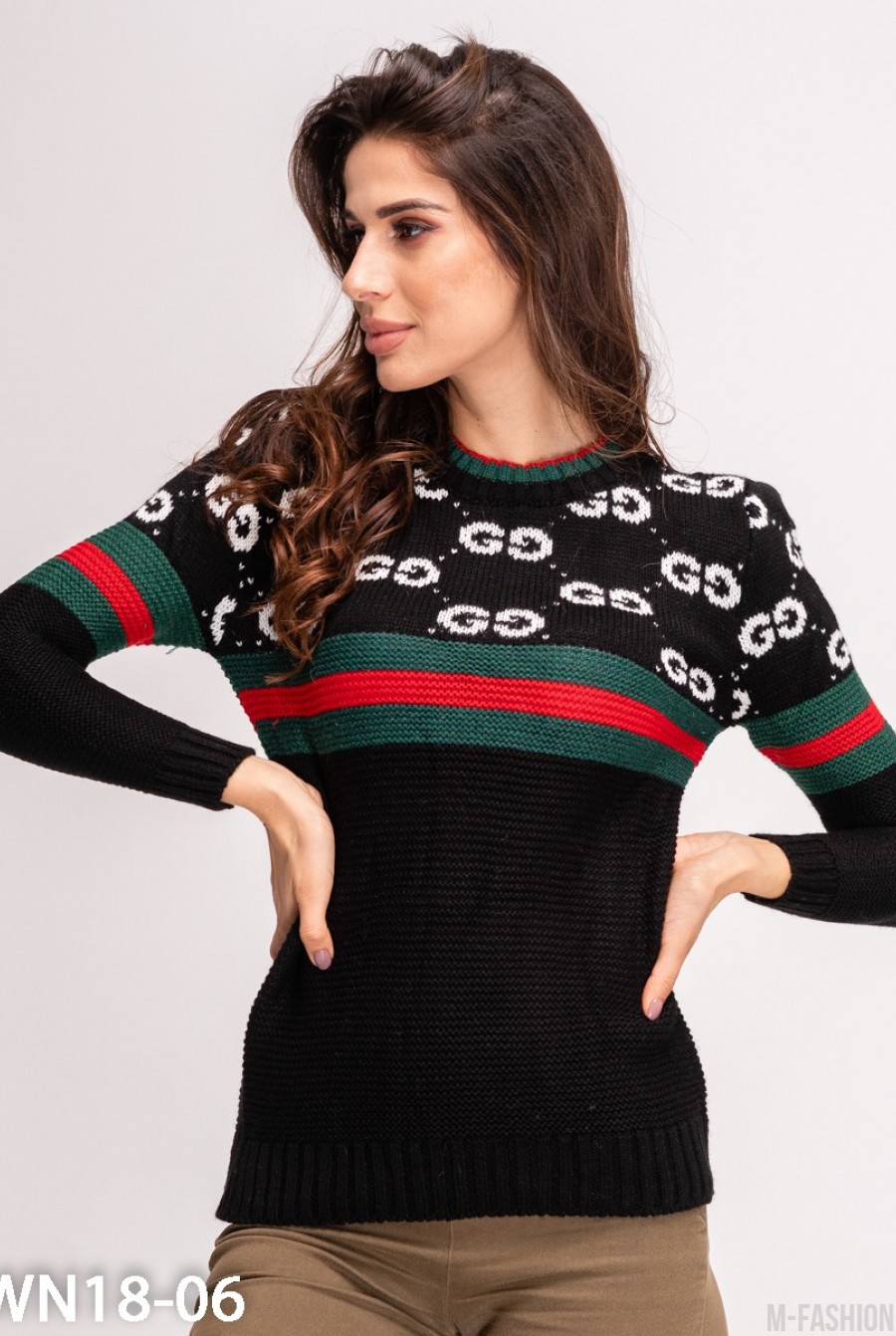Черный свитер с лого и полосатыми вставками - Фото 1