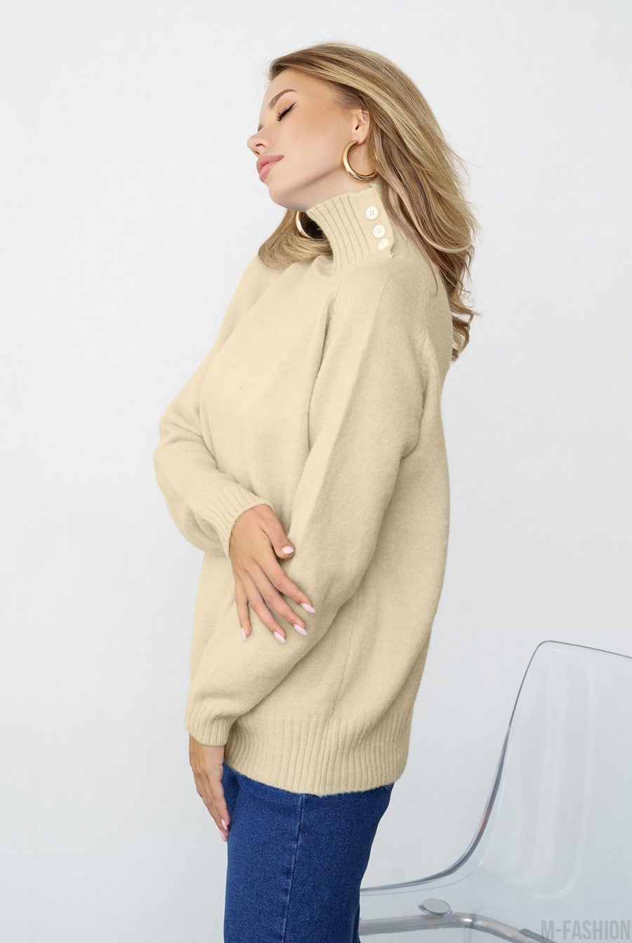 Бежевый мохеровый вязаный свитер с пуговицами на горловине- Фото 2
