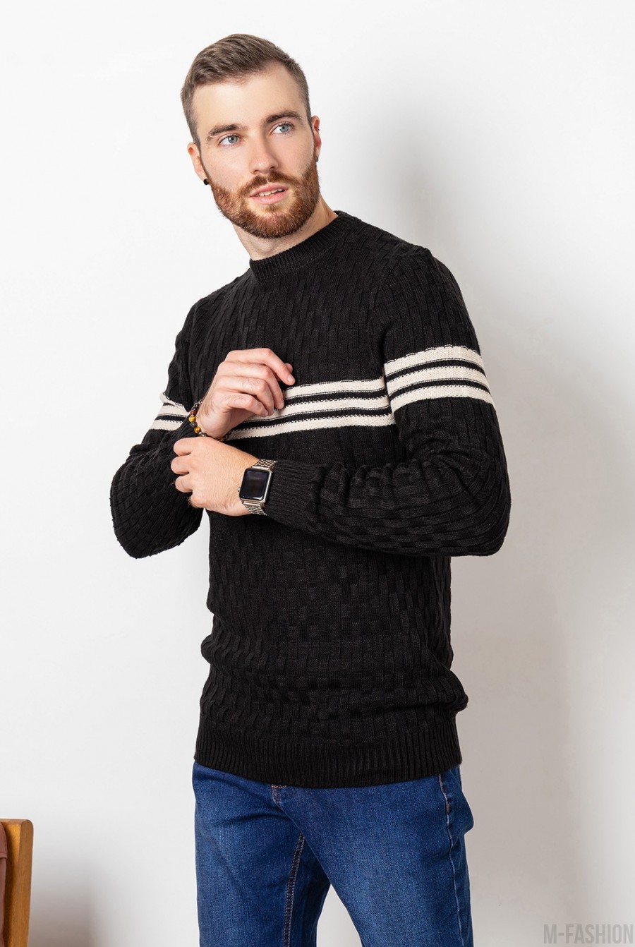 Черный вязаный свитер с горизонтальными полосками- Фото 2