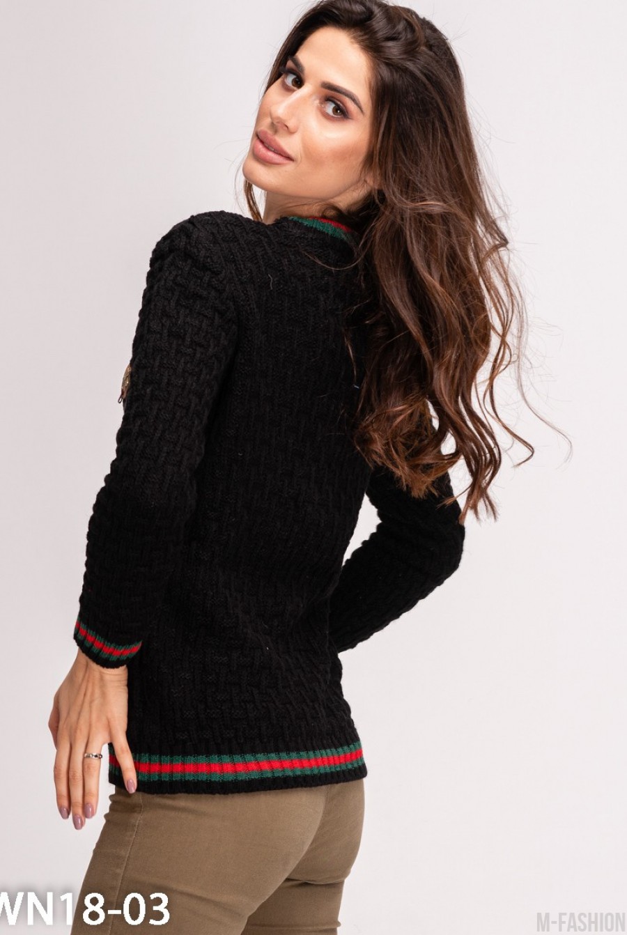 Черный шерстяной вязаный свитер с полосками и брошью- Фото 2