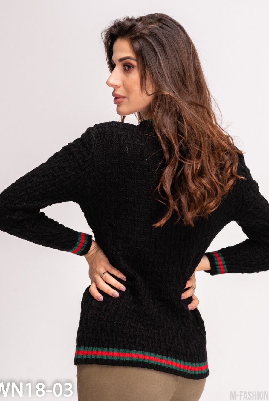 Черный шерстяной вязаный свитер с полосками и брошью- Фото 3